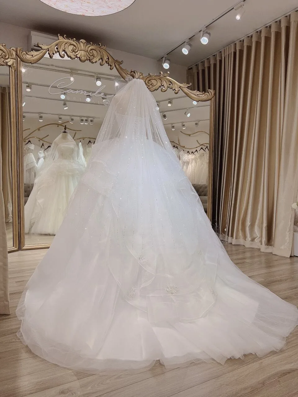 May đo váy cưới cô dâu Olivia Ngo (10)