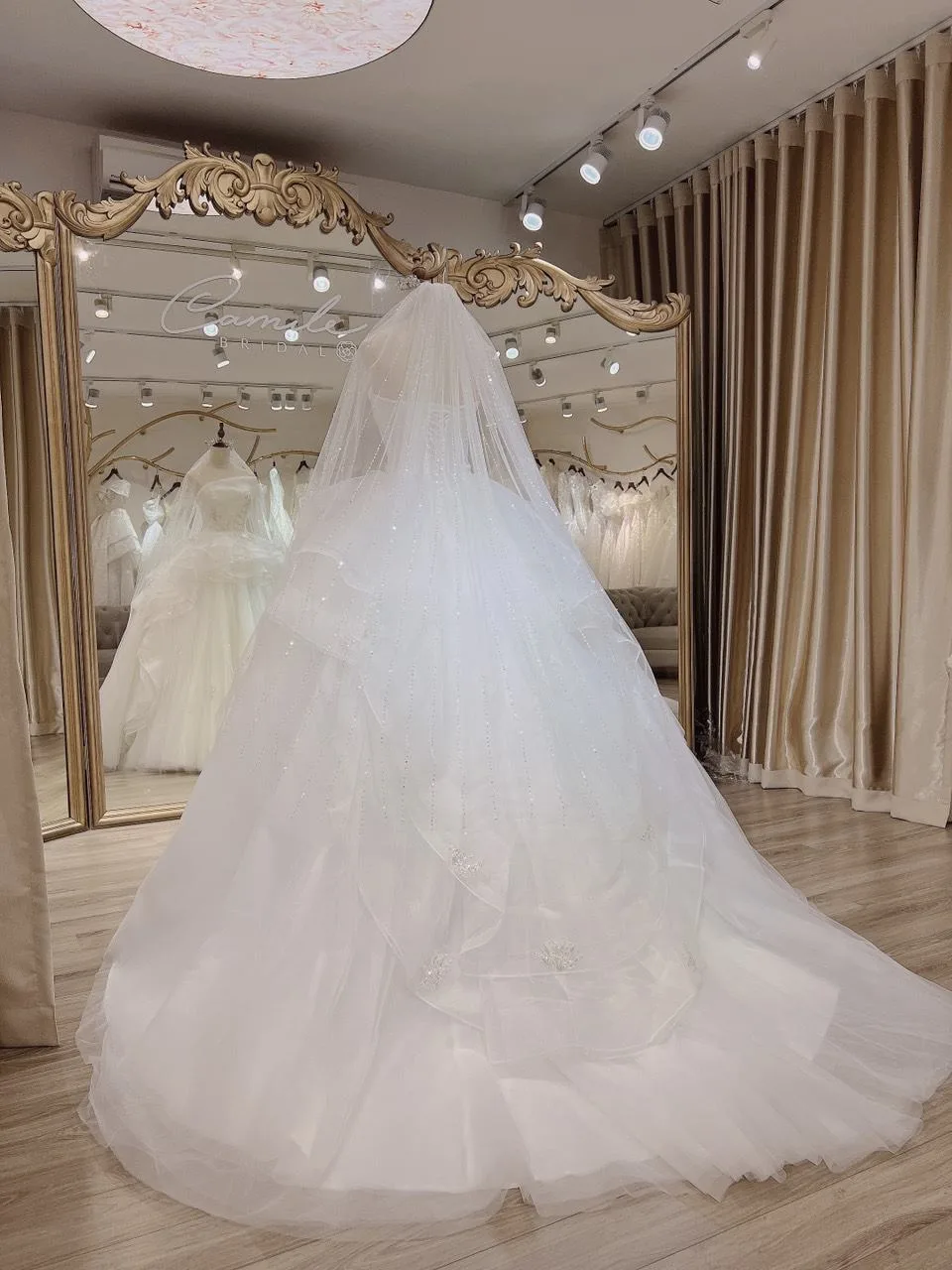May đo váy cưới cô dâu Olivia Ngo (11)