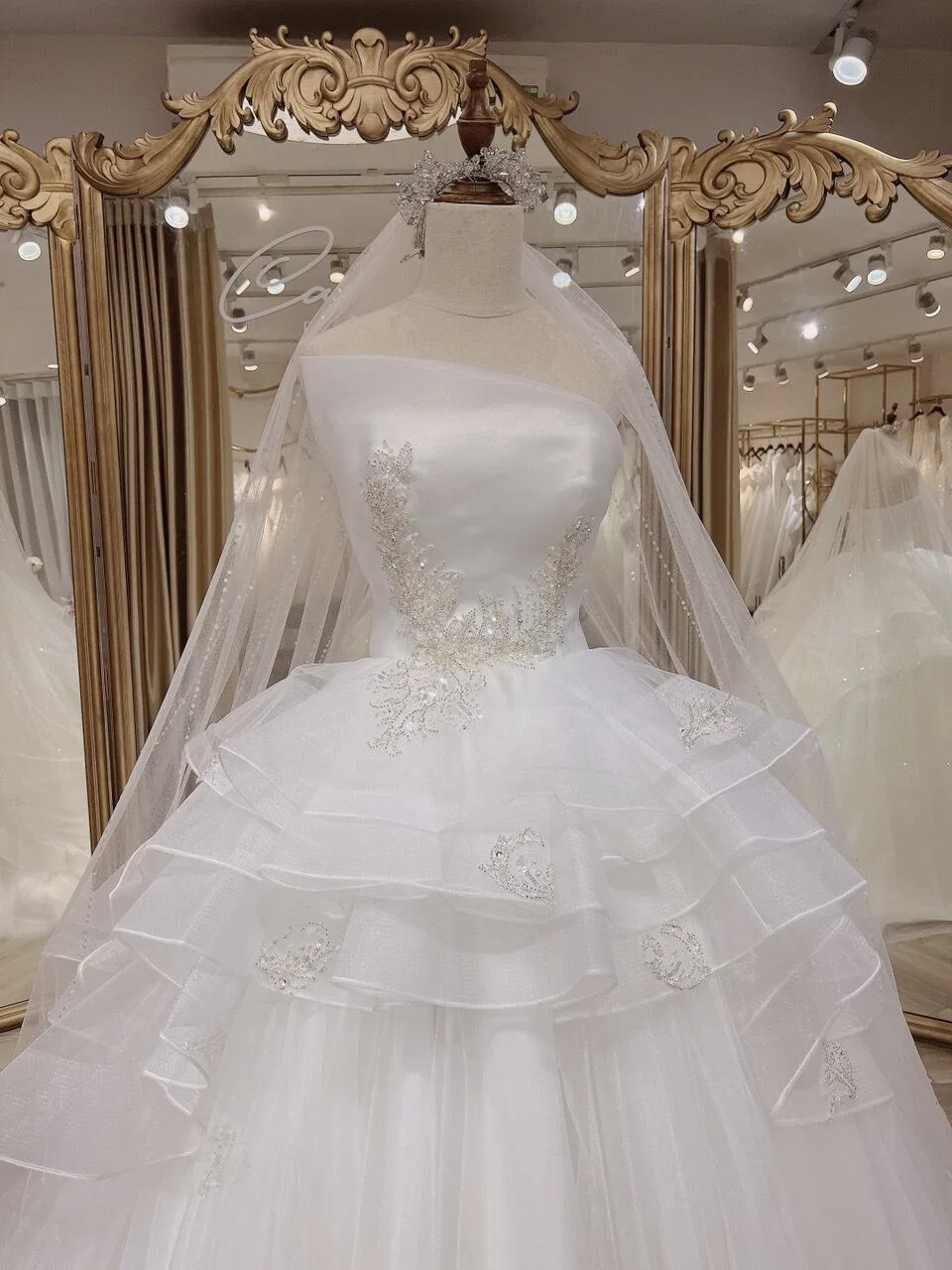 May đo váy cưới cô dâu Olivia Ngo (6)