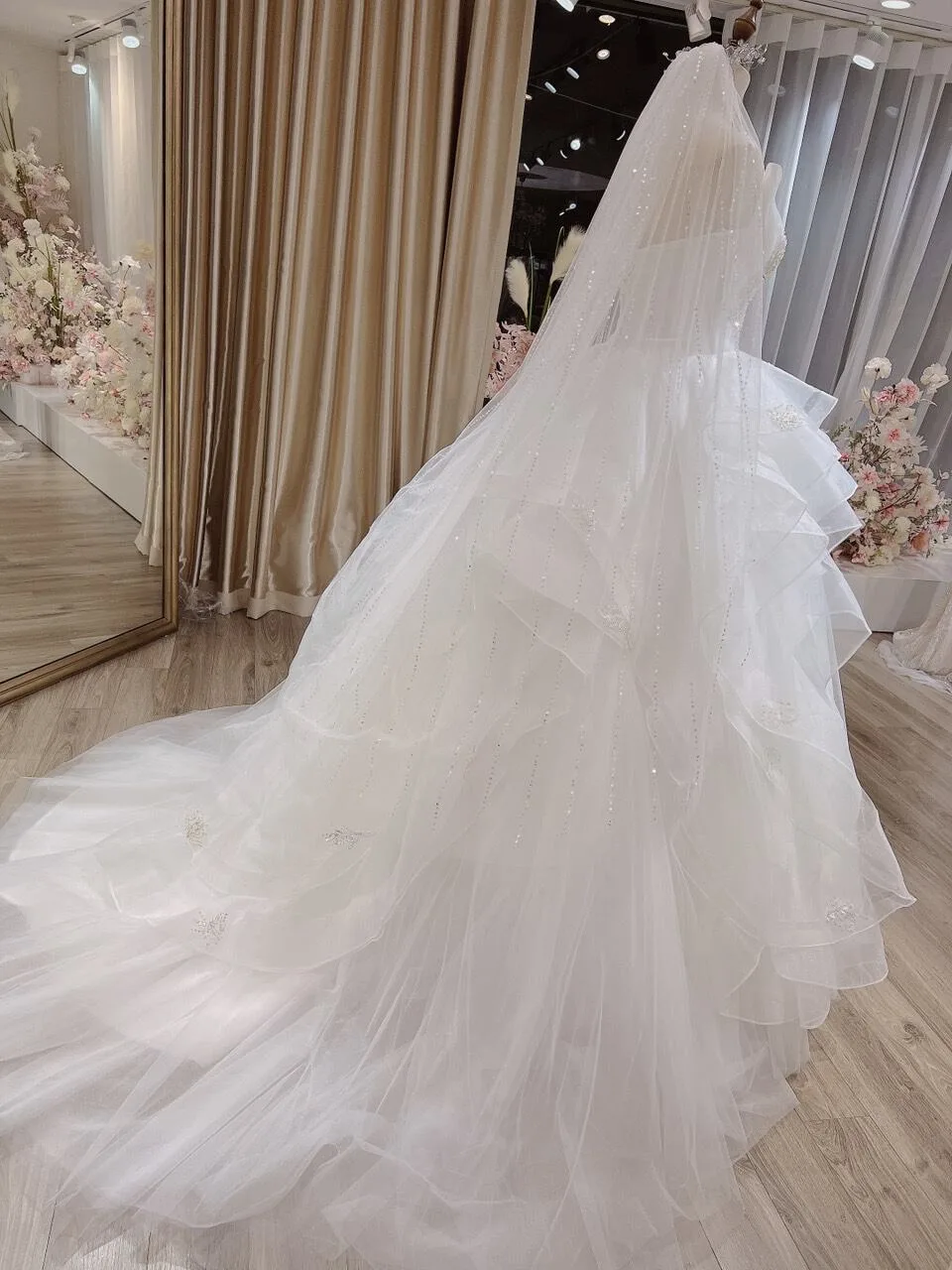 May đo váy cưới cô dâu Olivia Ngo (8)