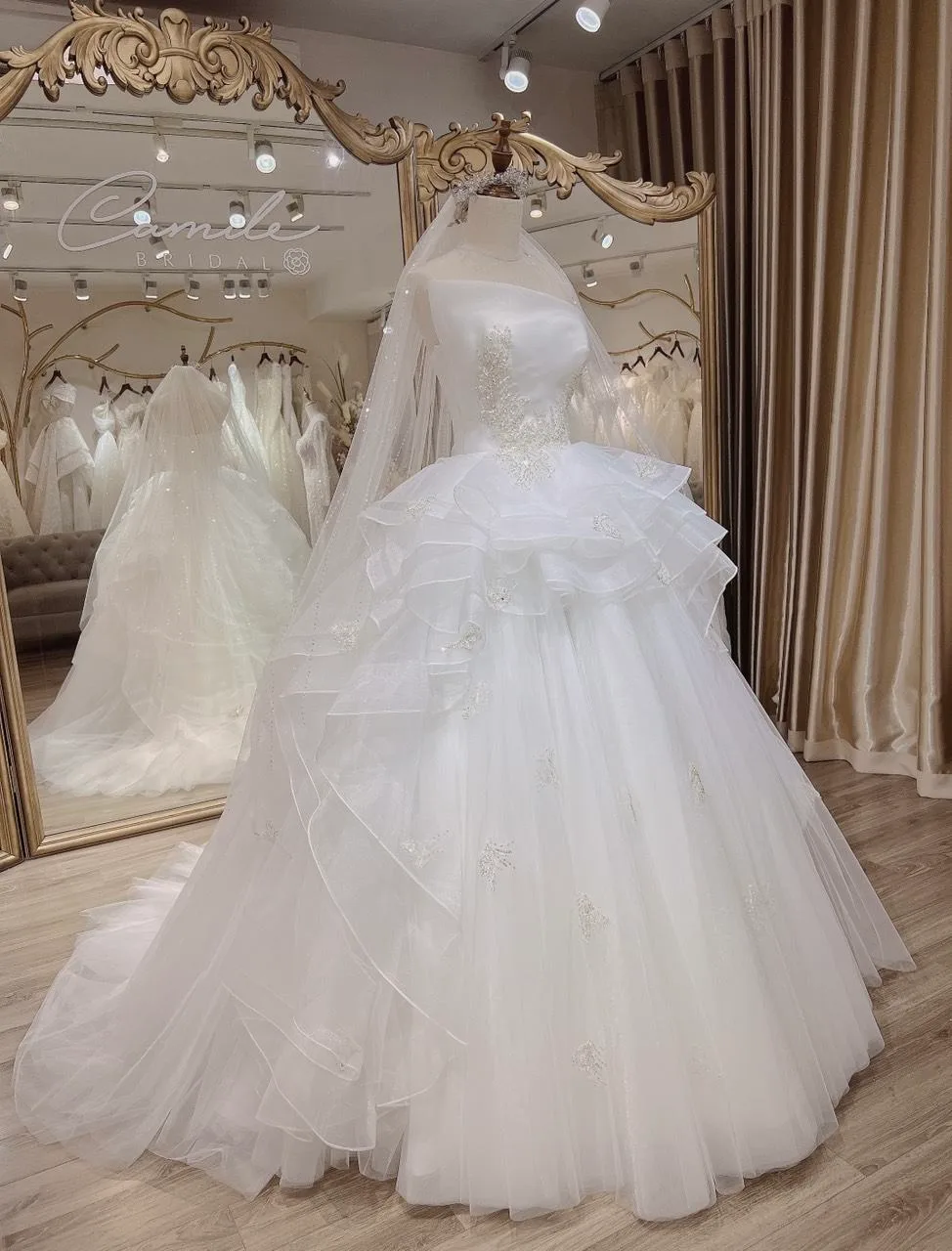 May đo váy cưới cô dâu Olivia Ngo (9)