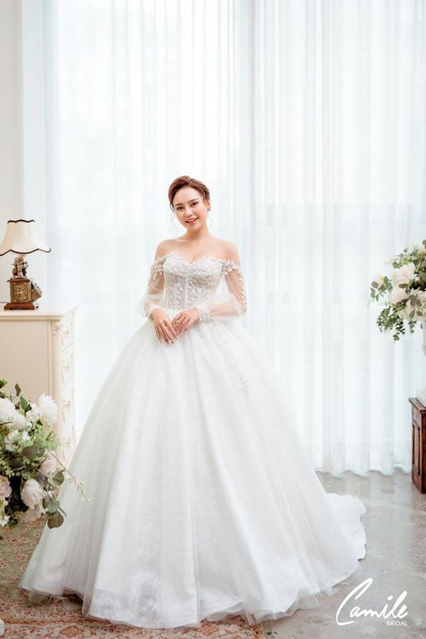 váy cưới đơn giản sang trọng 12 Mẫu váy cưới đơn giản sang trọng cho cô dâu nhẹ nhàng