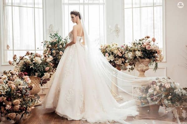 váy cưới phong cách hoàng gia 12 Mẫu váy cưới hở lưng quyến rũ đẹp nhất cho mùa cưới 2021