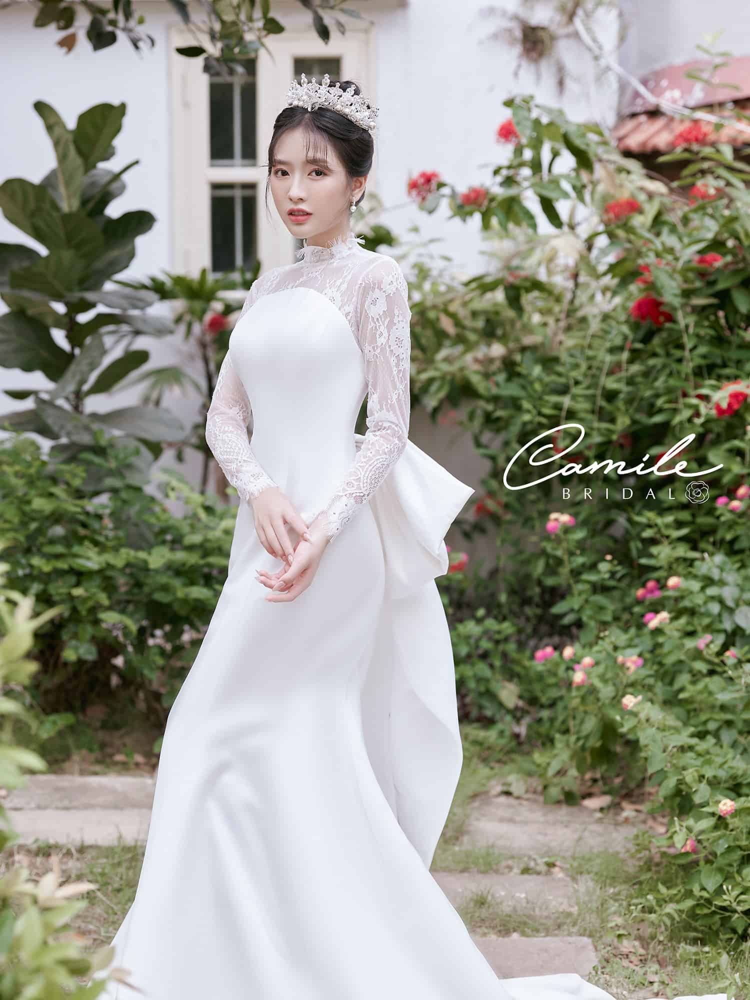 Váy cưới đơn giản màu trắng xẻ tà