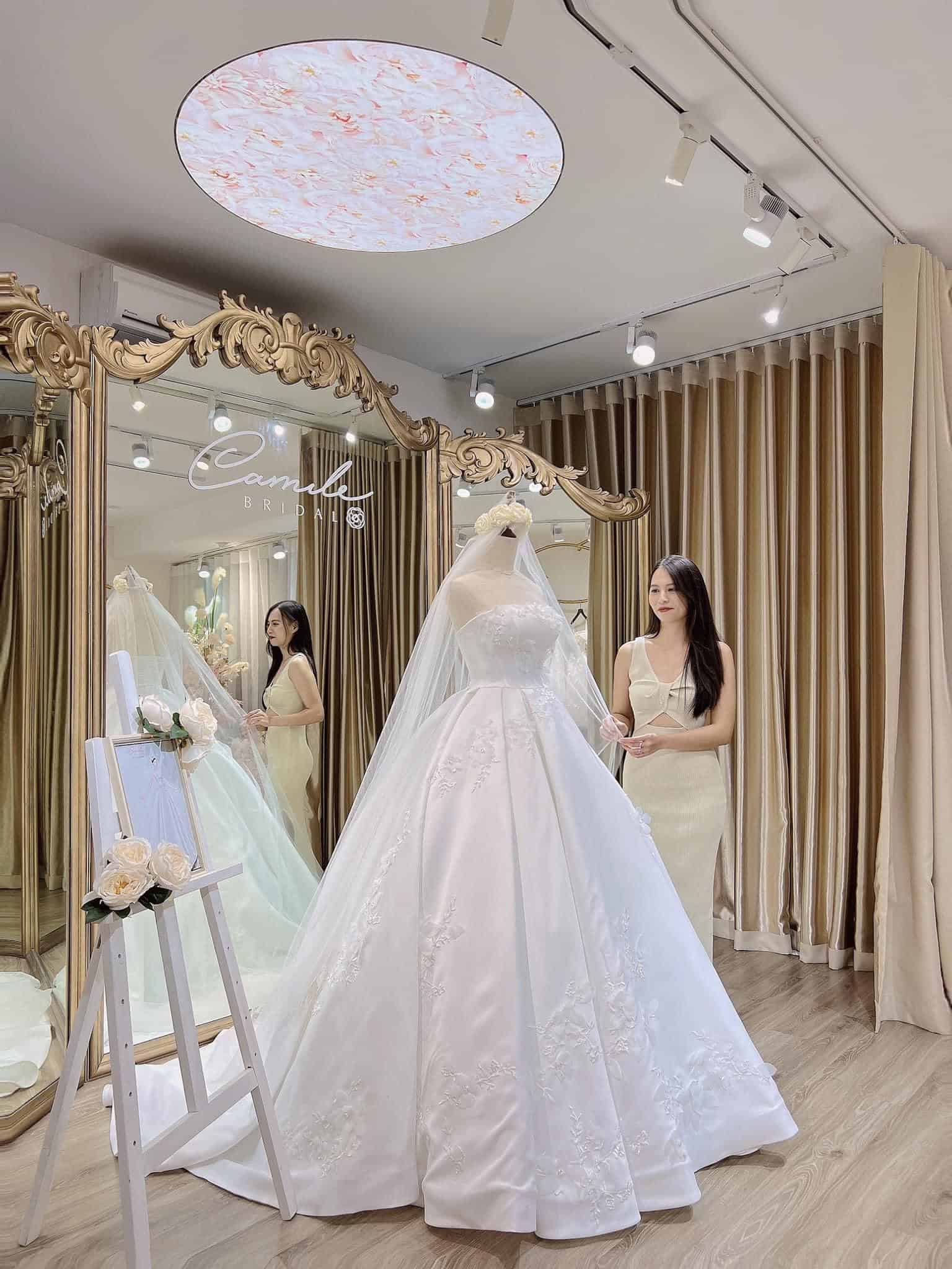 Vóc dáng mẹ ba con đáng ngưỡng mộ của Ốc Thanh Vân khi thử váy cưới