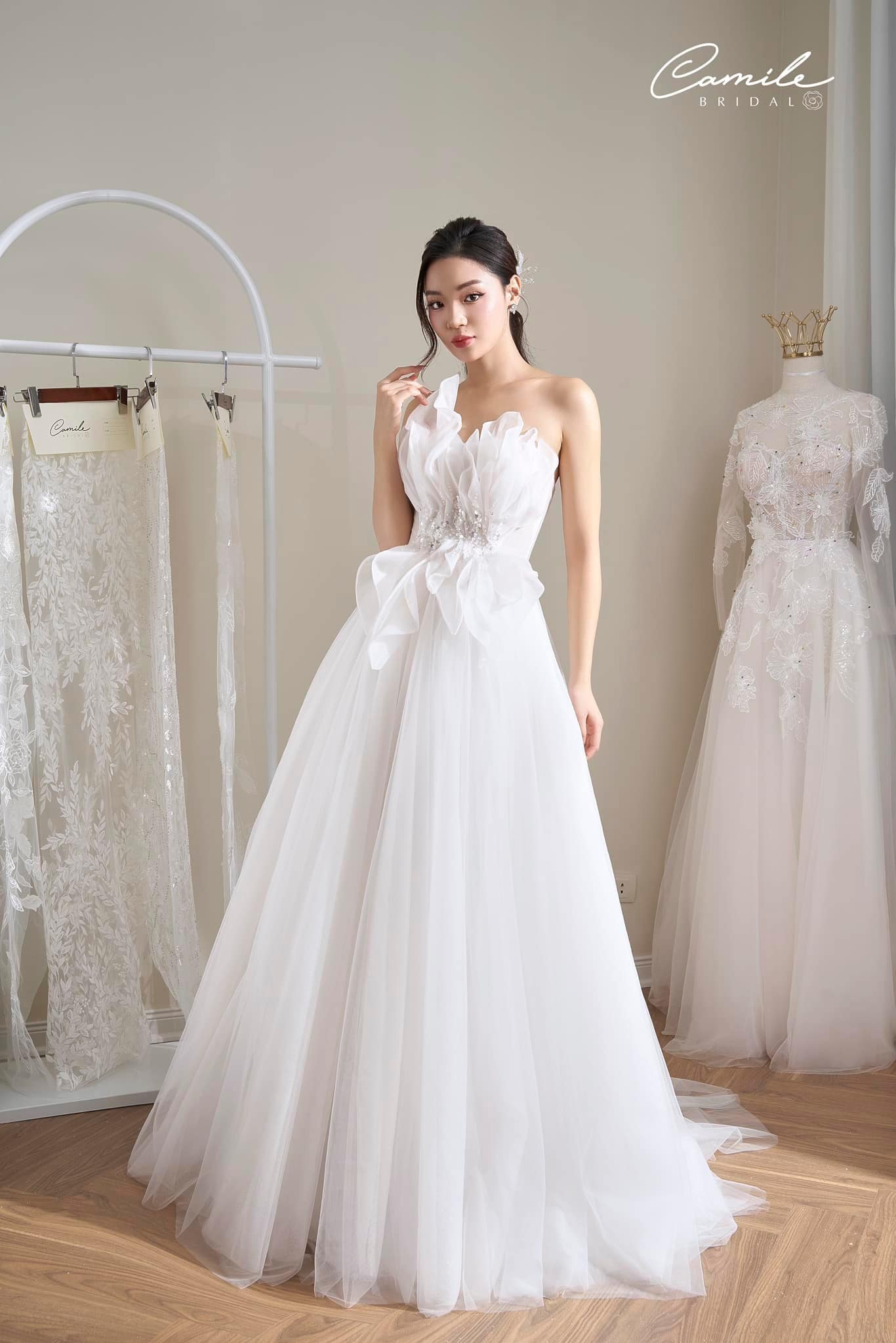 Minh Hằng bị bắt gặp đi thử váy cưới ở Hà Nội