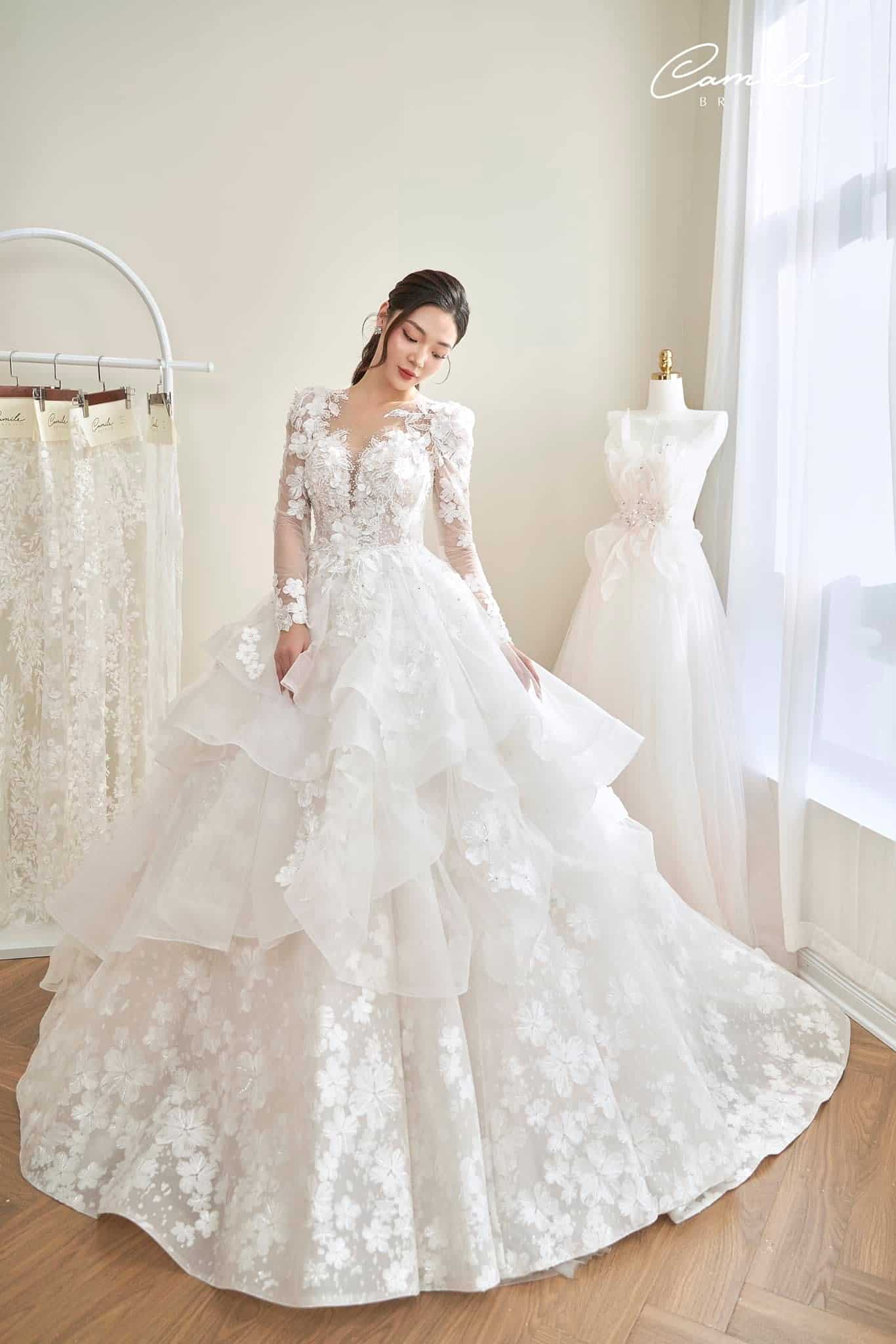 Á hậu Tú Anh thay tới 3 chiếc váy cưới trong ngày trọng đại | Tin tức Online