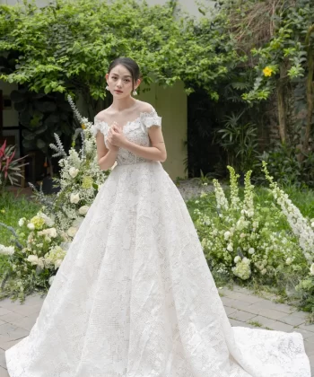 Look 24 of Floral Collection: Mẫu Váy Cưới Vai Ngang Cách Điệu Nhẹ Nhàng Cho Cô Dâu Nữ Tính