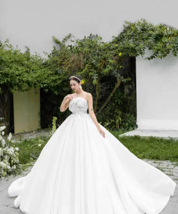 Look 03 of Floral Collection: Váy Cưới Độc Đáo Với Phần Ngực Hoa Nổi Bật