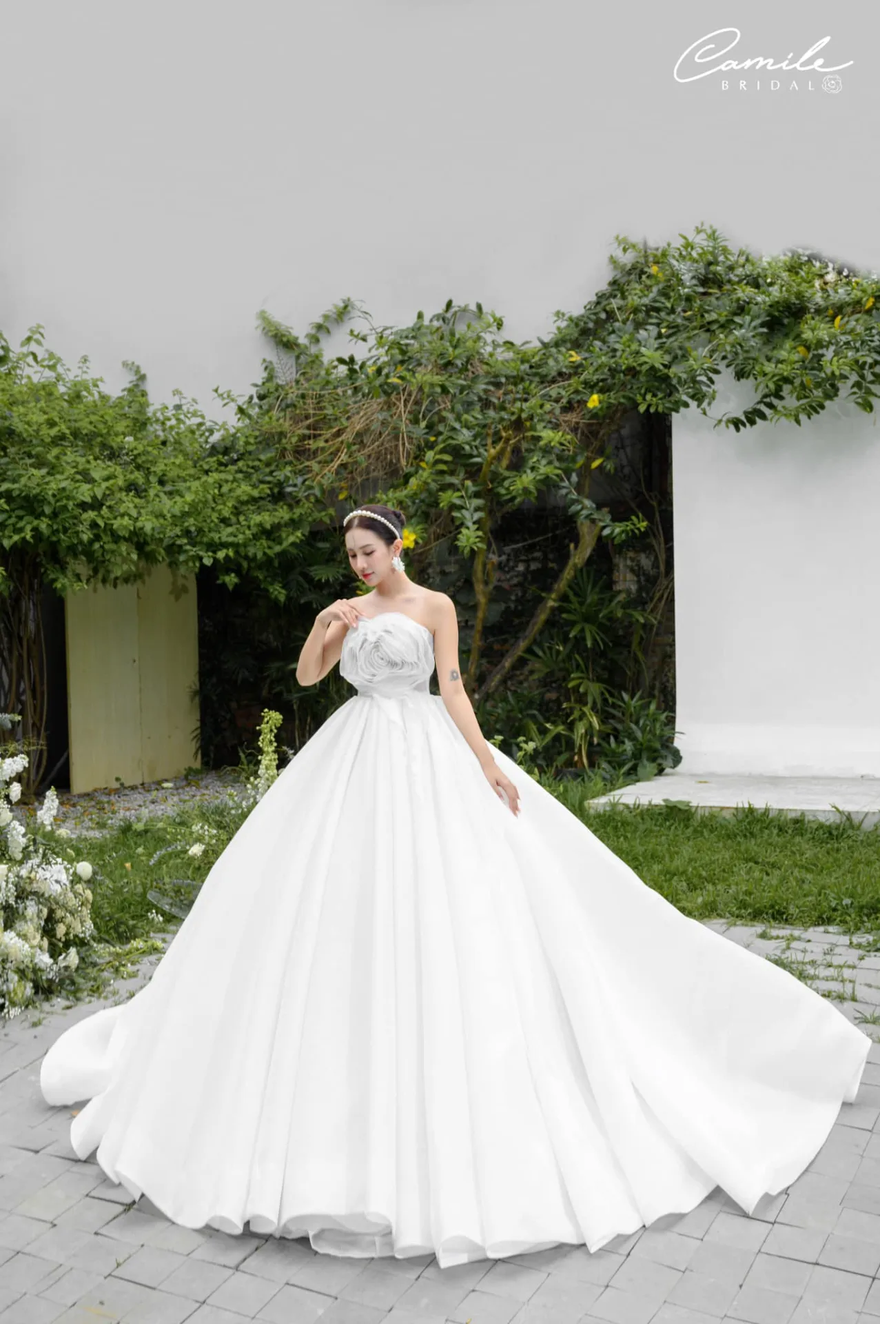 Look 3 of Floral Collection Váy Cưới Độc Đáo Với Phần Ngực Hoa Nổi Bật (1)