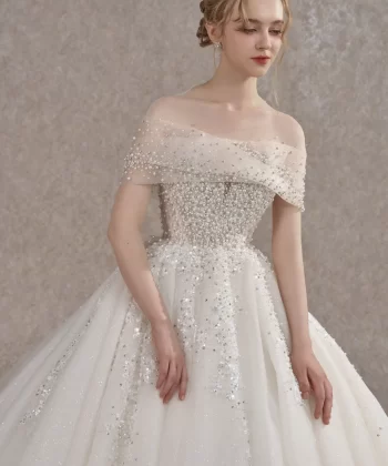 Look 22 – Sự Kết Hợp Hoàn Hảo Giữa Vẻ Đẹp Nữ Hoàng Và Phong Cách Quyến Rũ Trong Scarlett Collection