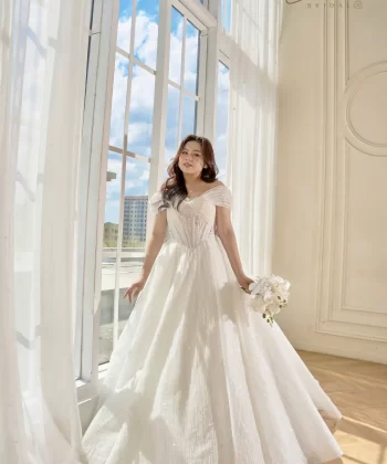 Váy cưới trễ vai lấp lánh phong cách hiện đại – Nét đẹp thanh lịch tại Camile Bridal