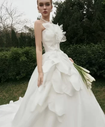 Look 11 of La Rosé Collection – Thanh Khiết Như Ánh Mây, Ngọt Ngào Như Cánh Hoa